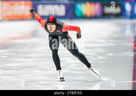 Tomaszow Mazowiecki, Polen. 08 décembre 2023. Xianghe Quan, de Chine, en compétition sur le 1000m du Groupe B masculin lors de la coupe du monde de patinage de vitesse ISU à Arena Lodowa le 8 décembre 2023 à Tomaszow Mazowiecki, Pologne crédit : dpa/Alamy Live News Banque D'Images