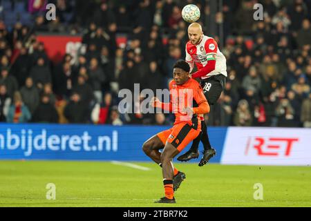 Rotterdam, Niederlande. 07 décembre 2023. Gernot Trauner de Feyenoord remporte le ballon à tête de Lequincio Zeefuik du FC Volendam lors du match néerlandais d'Eredivisie entre Feyenoord et le FC Volendam le 7 décembre 2023 à Rotterdam, pays-Bas crédit : dpa/Alamy Live News Banque D'Images