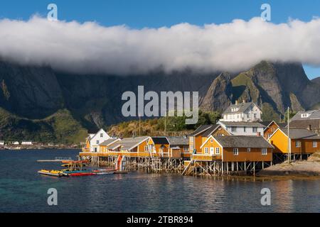 Village de pêcheurs traditionnel à Sakrisoy, îles Lofoten, Norvège Banque D'Images