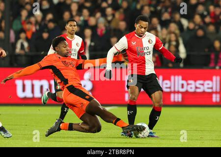 Rotterdam, Niederlande. 07 décembre 2023. Quinten Timber de Feyenoord se bat pour le ballon avec Lequincio Zeefuik du FC Volendam lors du match néerlandais d'Eredivisie entre Feyenoord et le FC Volendam le 7 décembre 2023 à Rotterdam, pays-Bas crédit : dpa/Alamy Live News Banque D'Images