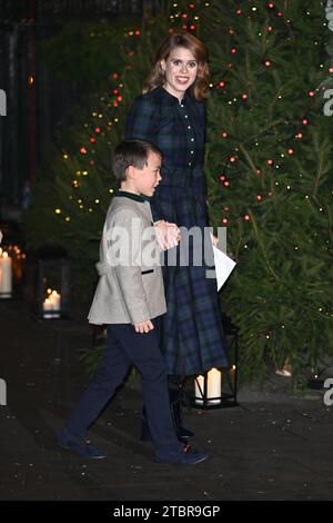 Christopher Woolf et la princesse Béatrice arrivent pour les chants royaux - ensemble au service de Noël à l'abbaye de Westminster à Londres. Date de la photo : Vendredi 8 décembre 2023. Banque D'Images