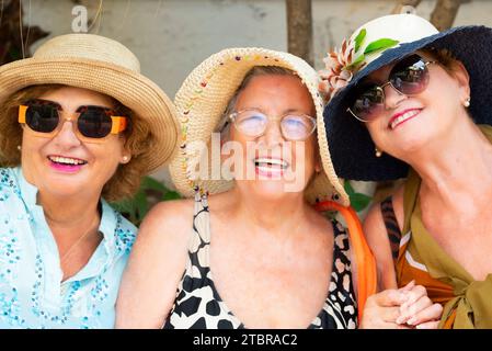 Portrait en plein air de trois femmes âgées amis mûrs ensemble s'amusant et souriant à la caméra. Mode de vie d'été retraité personnes âgées. Activité de loisirs en plein air ensemble amitié Banque D'Images