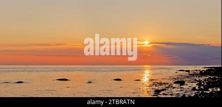 Coucher de soleil d'été sur un bord de mer Banque D'Images