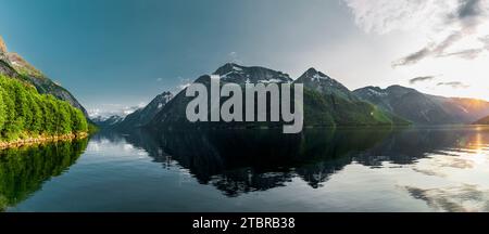 Vue panoramique sur le lac Eikesdal en Norvège Banque D'Images