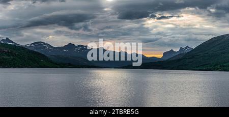 Coucher de soleil en Norvège sur un fjord Banque D'Images