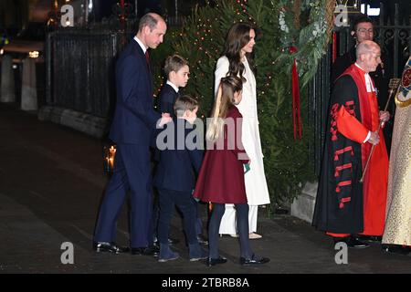 (De gauche à droite) Prince de Galles, Prince George, Prince Louis, Princesse Charlotte et Princesse de Galles arrivant pour les chants royaux - ensemble au service de Noël à l'abbaye de Westminster à Londres. Date de la photo : Vendredi 8 décembre 2023. Banque D'Images