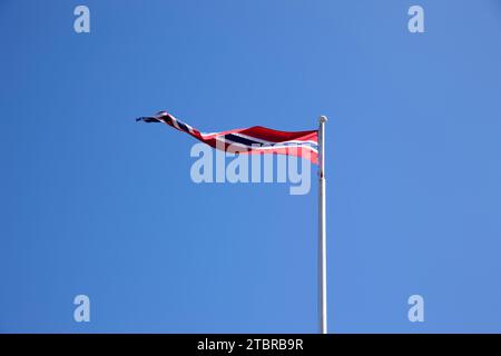 Drapeau national norvégien contre le ciel bleu Banque D'Images