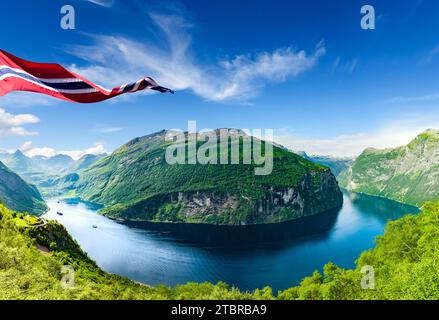 Geirangerfjord avec drapeau norvégien Banque D'Images