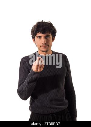 Un homme debout devant un fond blanc faisant un geste italien pour une question ou un doute, isolé sur fond blanc en studio Banque D'Images