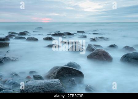 Plage près de la falaise de Möns Klint, Morgenrot, île de Mön, Danemark Banque D'Images