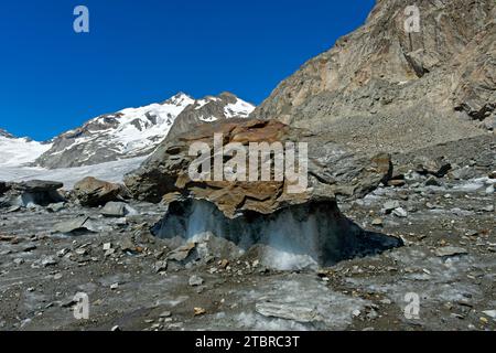 Table de glacier dans l'éboulis rocheux au bord du glacier d'Aletsch, Grindelwald, Oberland bernois, Suisse Banque D'Images