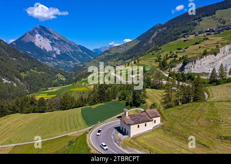 Paysage d'été avec chapelle Saint-Laurent sur l'ascension de la Grande St. Col de Bernard, Liddes, Valais, Suisse Banque D'Images