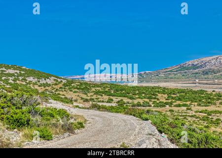 Chemin rural menant aux champs de sel sur l'île de Pag Banque D'Images