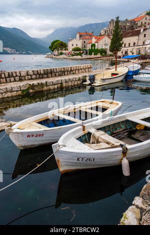 Bateaux dans le petit port de Perast, baie de Kotor, Monténégro Banque D'Images