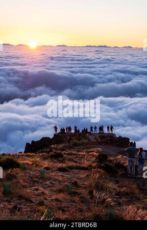 Touristes au lever du soleil sur Pico do Arieiro, au-dessus des nuages, Madère, Portugal, Europe Banque D'Images