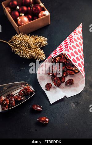 Amandes à la cannelle caramélisées, rôties, confites, friandises typiquement allemandes sur les marchés de Noël allemands, maison Banque D'Images