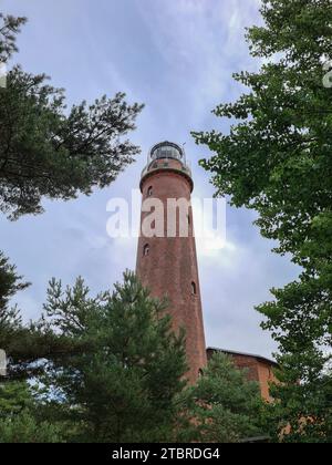 Allemagne, Mecklembourg-Poméranie occidentale, Prerow, vieux phare Darßer Ort, musée Natureum, entouré par le paysage côtier Banque D'Images