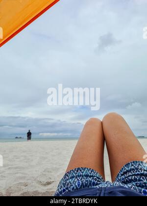 Allemagne, Mecklembourg-Poméranie occidentale, péninsule Fischland-Darß-Zingst, vue depuis la tente de plage sur la plage de Prerow avec des nuages dans le ciel, humeur sombre, jour de mauvais temps Banque D'Images