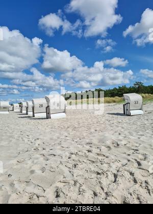 Ciel bleu avec des nuages sages, mer Baltique, station balnéaire Prerow, péninsule Fischland-Darß-Zingst, Mecklembourg-Poméranie occidentale, Allemagne Banque D'Images