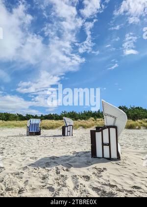 Ciel bleu avec des nuages blancs de beau temps, plage de sable à Prerow sur la mer Baltique, péninsule Fischland-Darß-Zingst, Mecklembourg-Poméranie occidentale, Allemagne Banque D'Images