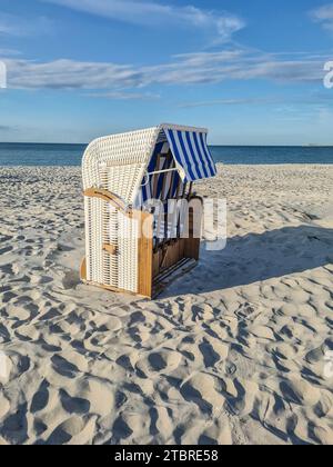 Chaise de plage blanche se tient à la lumière du soleil sur le sable léger, jour d'été à Prerow sur la mer Baltique, péninsule Fischland-Darß-Zingst, Mecklembourg-Poméranie occidentale, Allemagne Banque D'Images