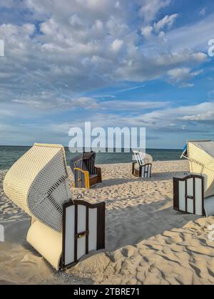 Ambiance du soir sur la plage de sable, chaises de plage dans le soleil du soir avec des traces dans le sable, station de vacances Prerow à la mer Baltique, péninsule Fischland-Darß-Zingst, Mecklembourg-Poméranie occidentale, Allemagne Banque D'Images