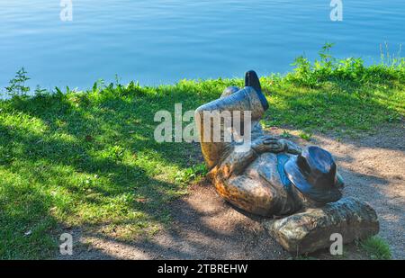 Europe, Allemagne, Allemagne du Nord, Mecklembourg-Poméranie occidentale, région des lacs de Mecklembourg, région de Müritz, parc national de Müritz, Röbel, sculpture en bois 'Müder Wanderer' sur les rives du Müritz Banque D'Images