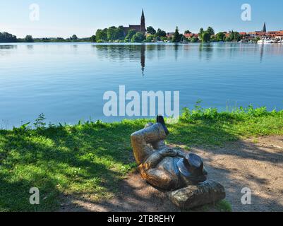 Europe, Allemagne, Allemagne du Nord, Mecklembourg-Poméranie occidentale, région des lacs de Mecklembourg, région de Müritz, parc national de Müritz, Röbel, sculpture en bois 'Müder Wanderer' sur les rives du Müritz Banque D'Images