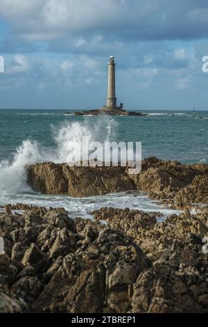 France, Normandie, jet de vagues sur les rochers à la mer, Phare de la Hague, Phare de Goury près d'Auderville, Cap de la Hague, presqu'île du Cotentin, Basse Normandie Banque D'Images