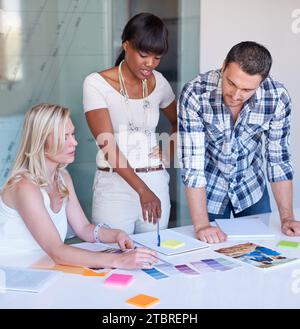 Créatif, femme et équipe avec discussion dans la salle de conseil pour la couleur, l'échantillon et le design pour la mise en page du magazine. Groupe diversifié, leader féminin et orientation pour Banque D'Images