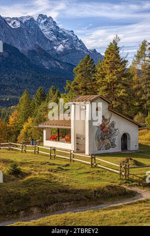 Chapelle commémorative de guerre devant Zugspitze à l'automne. Grainau, Bavière, Allemagne. Banque D'Images