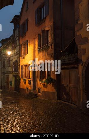 Photo de soirée de lampadaire à Riquewihr, France, Alsace Banque D'Images