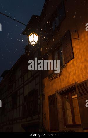 Photo de soirée de lampadaire à Riquewihr, France, Alsace Banque D'Images