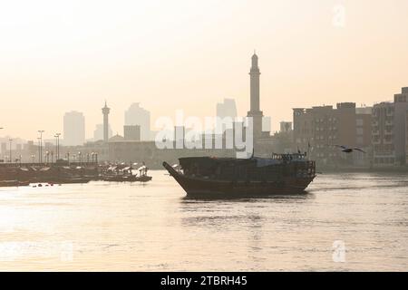 Dhow sur Dubai Creek très tôt le matin, Dubaï, Émirats arabes Unis. Banque D'Images