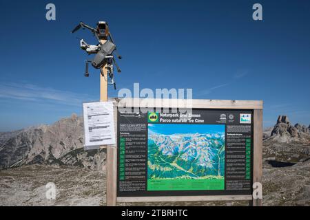 Interdiction de vol de drone dans le parc naturel des trois Peaks, drones écrasés comme un mémorial, Dolomites de Sesto, site du patrimoine mondial de l'UNESCO, Tyrol du Sud, Italie, Europe Banque D'Images