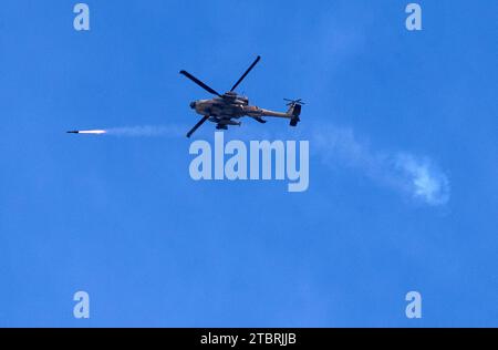 Sud Israël, Israël. 08 décembre 2023. Un hélicoptère Apache de l’armée de l’air israélienne tire un missile dans la bande de Gaza depuis une position à l’intérieur du sud d’Israël le long de la frontière avec Gaza le vendredi 8 décembre 2023. De violents combats comme on le voit dans le nord de Gaza aujourd'hui alors que la guerre d'Israël contre le Hamas entre dans son troisième mois. Photo de Jim Hollander/UPI crédit : UPI/Alamy Live News Banque D'Images
