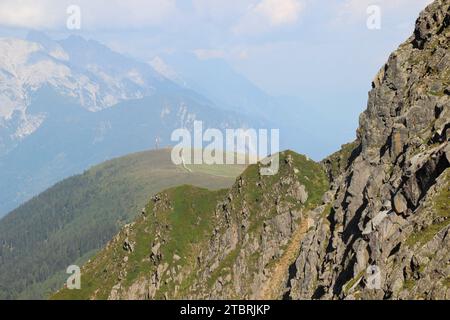 Vue arrière sur la randonnée à Hundstalsee (2289m), station de radio Rangger Köpfl, au premier plan la crête à Mitterkogel, Inzing, Stubai Alpes, Tyrol, Aus Banque D'Images