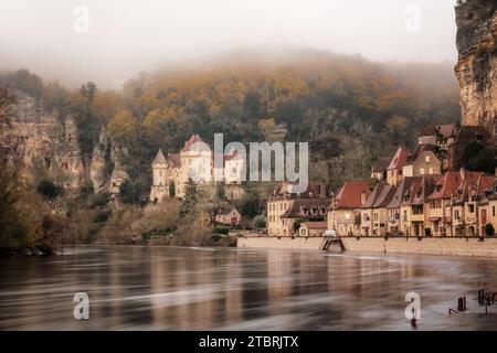 La Roque-Gageac, Nouvelle-Aquitaine, France - 6 décembre 2023 : la Roque-Gageac, l'un des plus Beaux villages de France, et Château de la Mala Banque D'Images