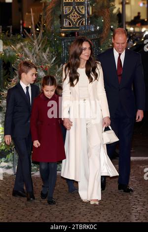 (Gauche-droite) Prince George, Princesse Charlotte, la Princesse de Galles et le Prince de Galles arrivant pour les chants royaux - ensemble au service de Noël à l'abbaye de Westminster à Londres. Date de la photo : Vendredi 8 décembre 2023. Banque D'Images