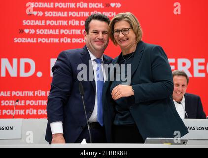 08 décembre 2023, Berlin : Hubertus Heil (l, SPD), ministre fédéral du travail et des Affaires sociales, et Anke Rehlinger (SPD), ministre-présidente de la Sarre, réagissent à leur élection en tant que vice-chefs de parti lors de la conférence nationale régulière du SPD au parc des expositions de Berlin. Heil a recueilli plus de 96% des voix, Rehlinger plus de 95%. Du 8 au 10 décembre 2023, les délégués veulent adopter, entre autres, une motion clé sur la modernisation de l’Allemagne, avec laquelle le SPD veut se positionner pour les prochaines élections fédérales en 2025. Photo : Bernd von Jutrczenka/dpa crédit : dpa pictur Banque D'Images