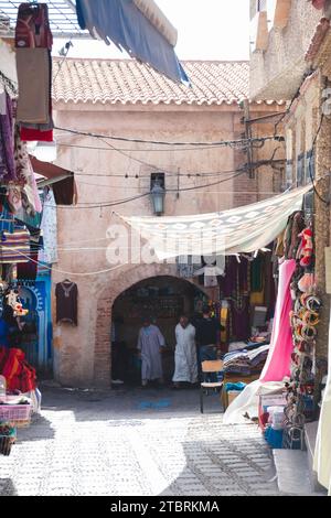 Chefchaouen, Maroc. 14 octobre 2022 - une des anciennes portes médiévales de la médina, avec des boutiques dans une rue étroite Banque D'Images