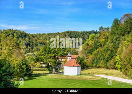 Allemagne, Bavière, arrondissement de Munich, Straßlach-Dingharting, arrondissement de Mühlthal, vallée de l'Isar avec St. Chapelle Ulrich Banque D'Images