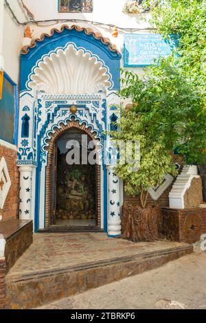 Chefchaouen, Maroc. 14 octobre 2022 - porte d'entrée pittoresque et artistique de l'hôtel Dar Touijar Banque D'Images