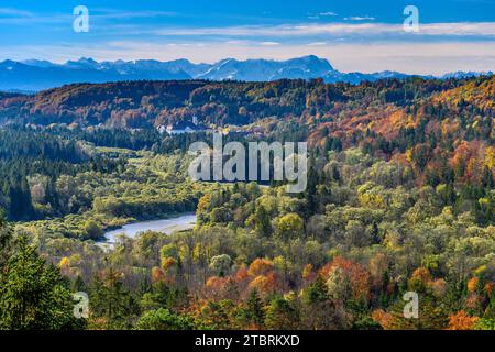 Allemagne, Bavière, District de Munich, Straßlach-Dingharting, Isar View, Isar avec le monastère de Schäftlarn contre le massif de Zugspitze Banque D'Images