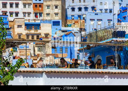 Chefchaouen, Maroc. 14 octobre 2022 - vieilles maisons de la partie supérieure de la médina et la terrasse des restaurants touristiques de l'Outa el Ha Banque D'Images