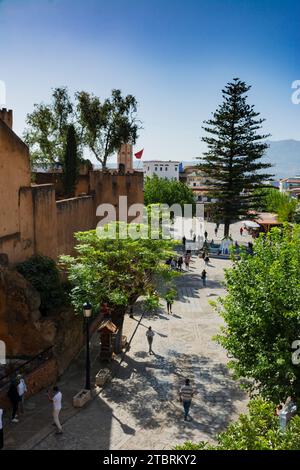 Chefchaouen, Maroc. 14 octobre 2022 - place Outa el Hamam et la kasbah de la terrasse des restaurants touristiques Banque D'Images