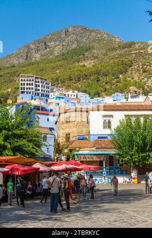 Chefchaouen, Maroc. 14 octobre 2022 - montagne et vieilles maisons de la partie supérieure de la médina et terrasses de restaurants sur la place Outa el Hamam Banque D'Images