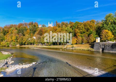 Allemagne, Bavière, pays de Tölzer, Bad Tölz, vue sur l'Isar et le calvaire avec chapelle Leonhardi et église Sainte-Croix Banque D'Images