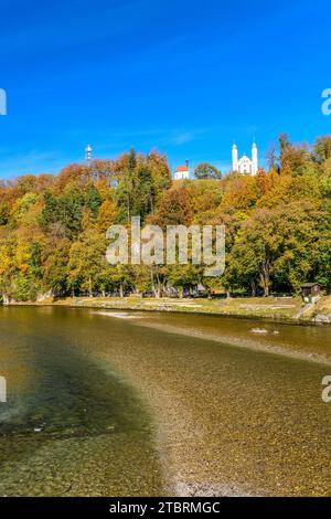 Allemagne, Bavière, pays de Tölzer, Bad Tölz, vue sur l'Isar et le calvaire avec chapelle Leonhardi et église Sainte-Croix Banque D'Images