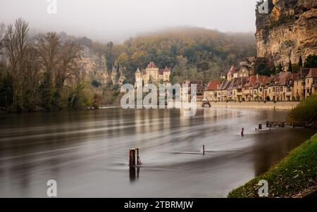 La Roque-Gageac, Nouvelle-Aquitaine, France - 6 décembre 2023 : la Roque-Gageac, l'un des plus Beaux villages de France, et Château de la Mala Banque D'Images